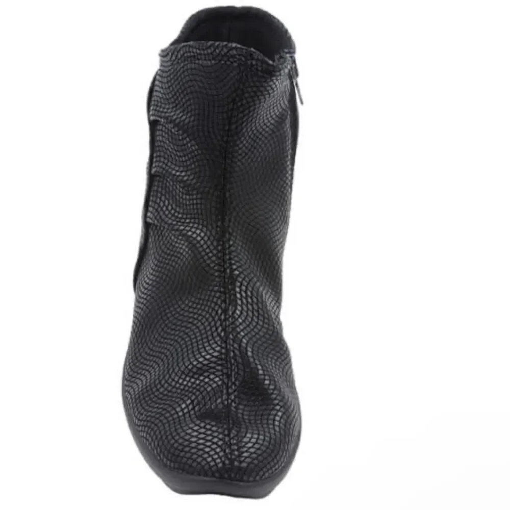ARCOPEDICO Women’s Croc Shoes in the Size 41/9.5-10 US Size in Black Color
